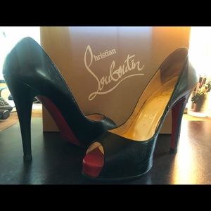 Christian Louboutin Very Prive Leather Pumps